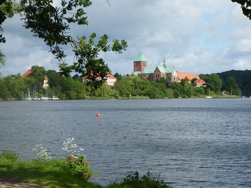 P1000397.JPG - Ratzeburg heeft helemaal geen burcht! Het ligt op een eiland, een burcht was kennelijk niet nodig. Maar wel een enorme dom. Ieder derde stadje daar heeft een Dom. 