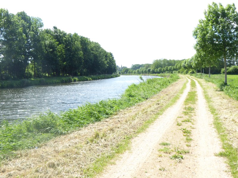 P1000415.JPG - ... naar het kanaal Lauenburg - Lübeck. Een middeleeuws kanaal, dat gebruikt werd om zout vanuit midden Duitsland naar Lübeck te vervoeren. Harde wind tegen, maar wel erg mooi.