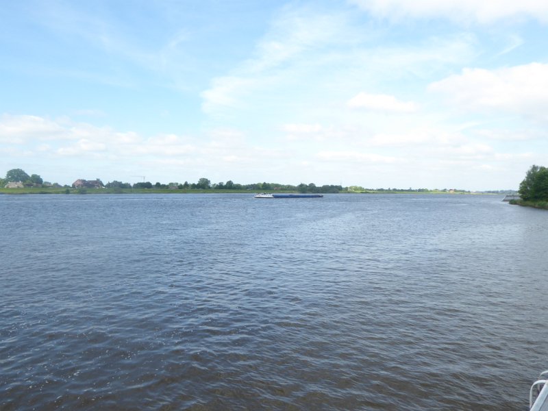 P1000427.JPG - De Elbe bij Lauenburg. Paal 535. Nooit geweten dat de Elbe zo groot was.