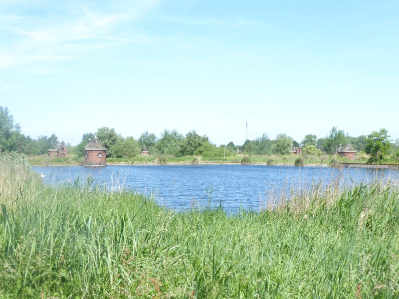 P1000432.JPG - Vlak voor Hamburg staat dit oude "Wasserkunstwerk": gewoon de (voormalige) drinkwateropslag.  De route houdt ons tot zo'n 3 kilometer voor de stad helemaal uit de bebouwing. Knap hoor!