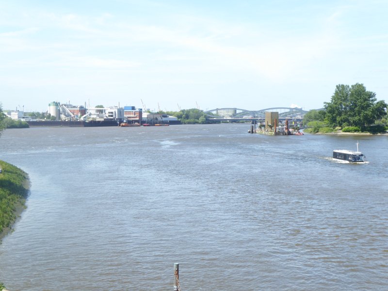 P1000434.JPG - Hamburg en de Elbe vanaf het Sperrwerk Dove. 