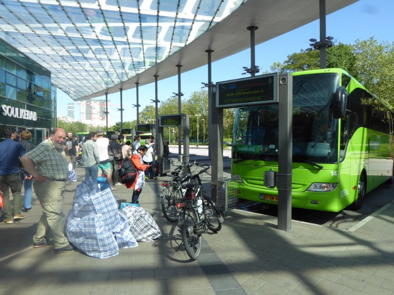 P1000435.JPG - We hebben kaartjes gekocht voor een bus van Flixbus, die in één ruk van Hamburg naar Sloterdijk rijdt. Probleem: er mogen maar twee tassen p.p. mee. Probleem opgelost: we kopen bij de plaatselijke Turk voor drie euro per stuk vier enorme tassen, waar al onze fietstassen gemakkelijk inpassen. Om twaalf uur 's avonds staan we in Sloterdijk. Einde vakantie.