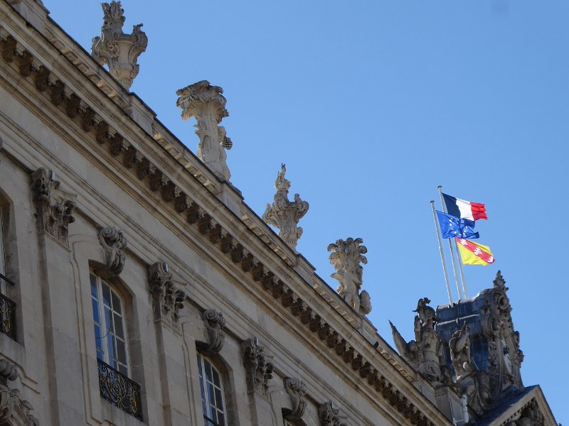 P1030030.JPG - Hôtel de Ville de Nancy, Place Stanislas. De roodgele vlag is die van Lotharingen.