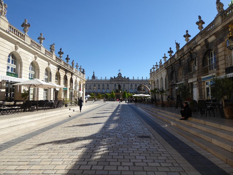 P1030047.JPG - Nancy, Rue Héré. In de verte Place Stanislas en Stadhuis.