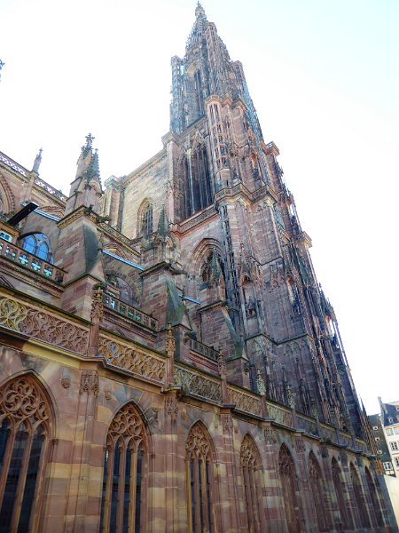 P1030135.JPG - De volgende dag rijden we door naar Straatsburg. Ook daar weer een kathedraal waar je niet omheen kunt.