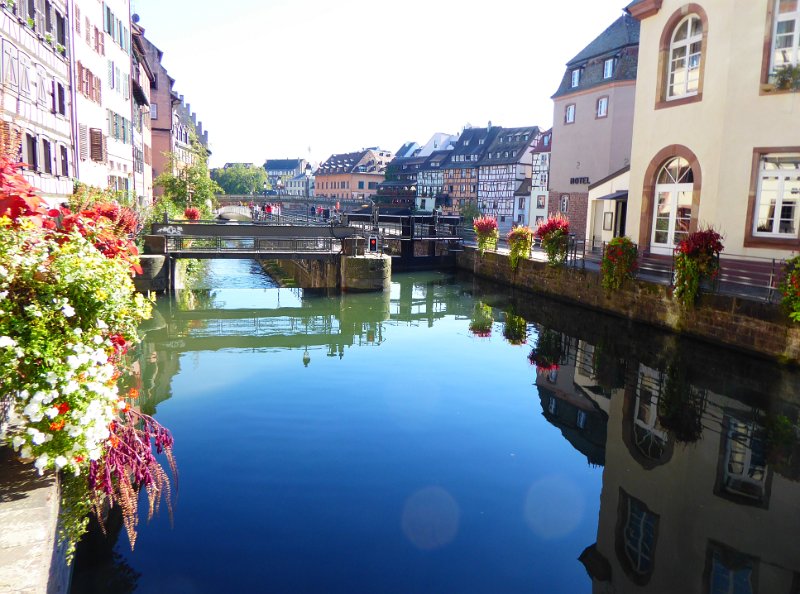 P1030185.JPG - Straatsburg ligt aan de rivier de Ill. Sluis en stuw in de rivier. Niets aan gedokterd: zo zijn de kleuren!