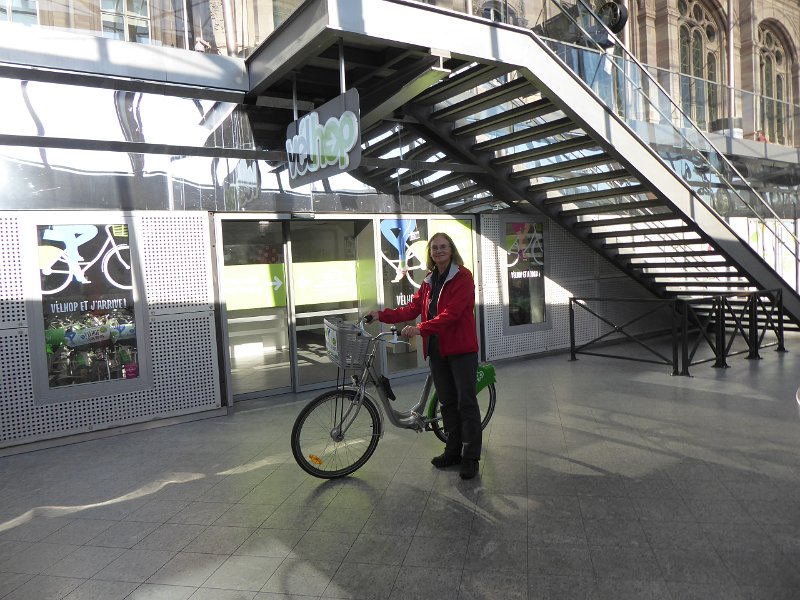 P1030235.JPG - De volgende dag huren we weer twee fietsen, onder het station. We willen naar de Rijn en de havens.