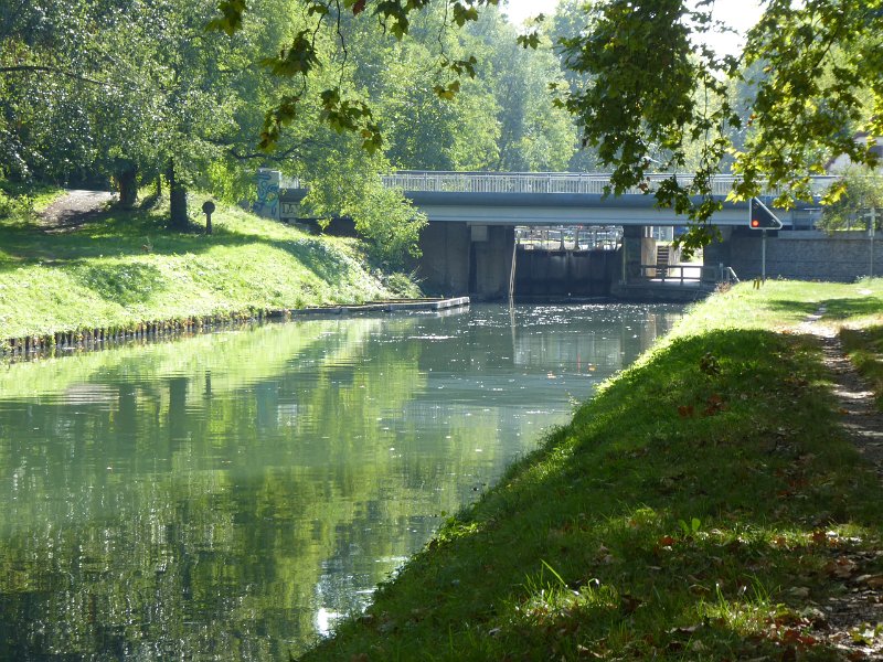P1030298.JPG - Sluis in het Canal du Rhône au Rhin bij Illkirch. Dit kanaal wordt nog gebruikt.