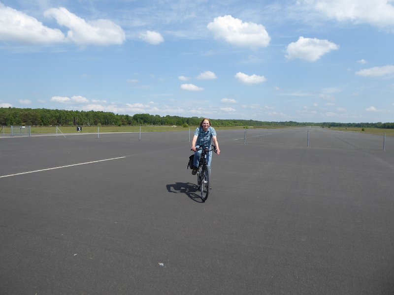 P1010859_Vl-Soesterberg-NJ.JPG - Bijkomend voordeel: de route brengt ons dwars over de voormalige vliegbasis Soesterberg. Dat blijft leuk!