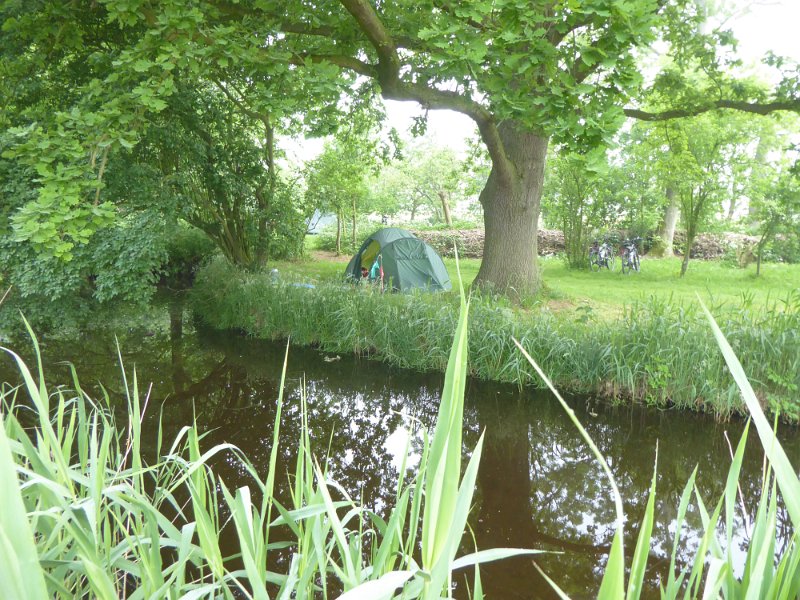 P1010898_KampeerterreinDeGrutto-OnderDelft.JPG - De eerste nacht slapen we op een natuurkampeerterreintje in Zweth, ten zuiden van Delft.
