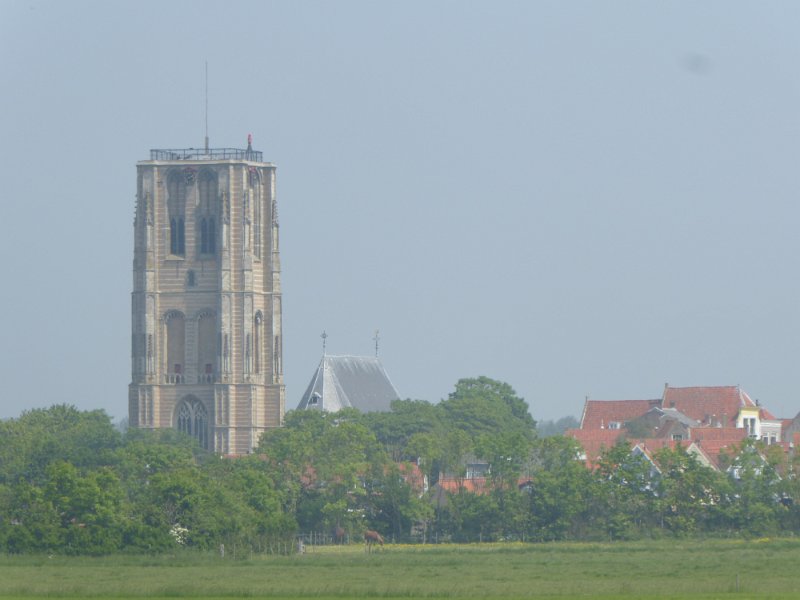 P1010916_Brielle.JPG - En steken door Voorne-Putten en Goeree. De kerk van Goedereede. Die plompe torens zie je in heel Zuidwest-Nederland en in West-Vlaanderen. 