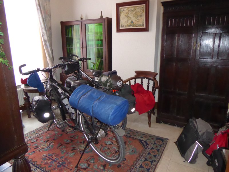 P1010947_Brugge-VodF-1.JPG - Onze fietsen worden gestald in de voorkamer. Ze hebben nog nooit op een Perzich tapijt geslapen, en het zal wel even duren voordat dat weer gebeurt!