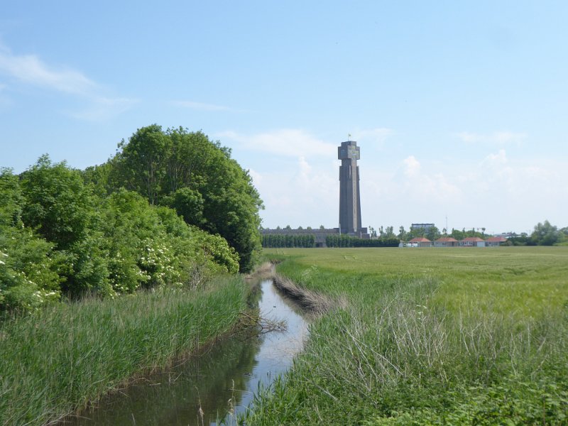 P1010958_Diksmuiden-IJzertoren.JPG - Voor de Vlamingen misschien wel het belangrijkste monument: de IJzertoren bij Diksmuide. Later verworden tot een symbool van Vlaams nationalisme en erger. 