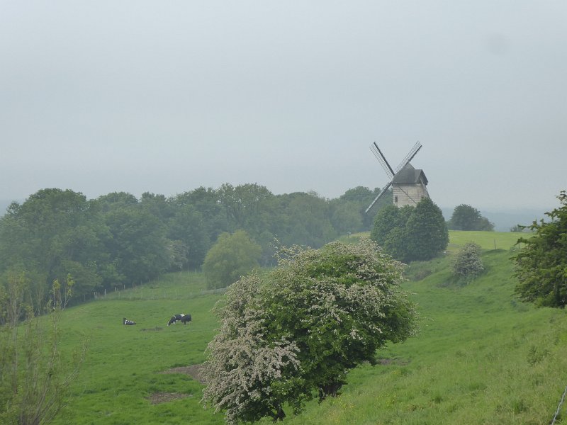 P1010969_Molen-Watten.JPG - Voor Watten begint het te heuvelen. Vlak voor het dorp staat deze windmolen.