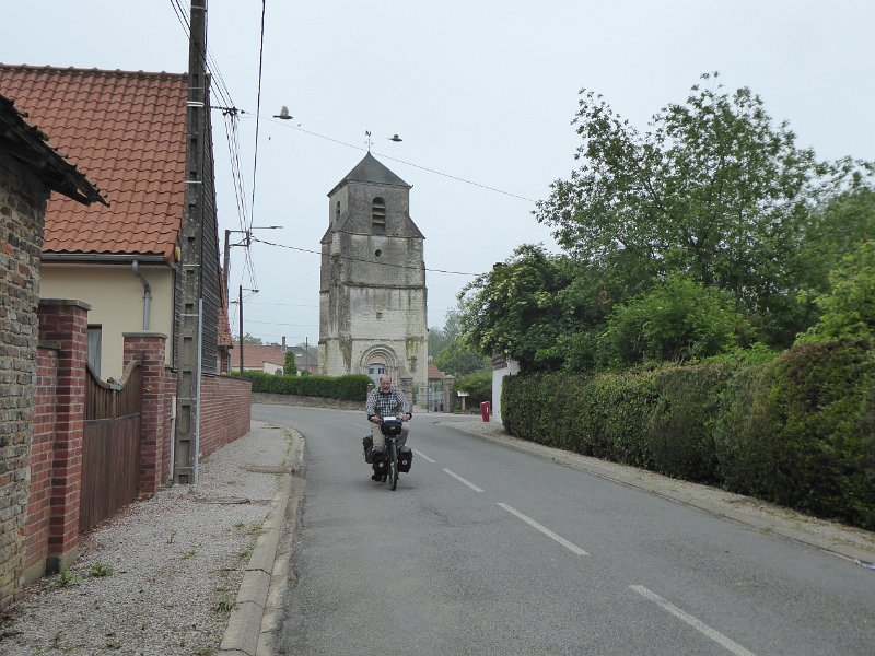 P1020003_Kerk-St-Vaast-JS.JPG - Vanaf Montreuil volgen we het dal van de Canche, de tweede "Groene Vallei". Het dorpje Saint-Vaast. 