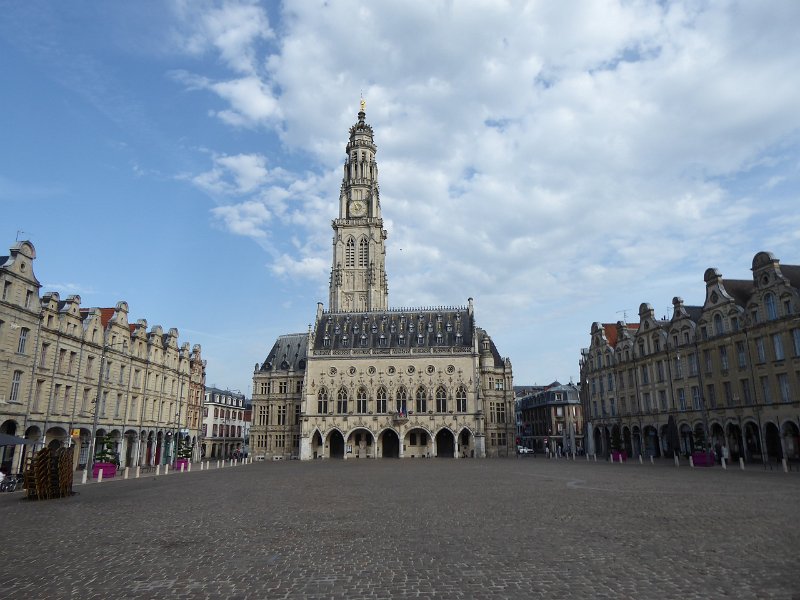 P1020084_Arras-Beffort.JPG - Arras, dat je van de geschiedenisles kent als Atrecht, is door Lodewijk XIV helemaal herbouwd ... in de Hollandse stijl! Het "Beffroi" (gewoon Belfort natuurlijk) en de Place des Héros.