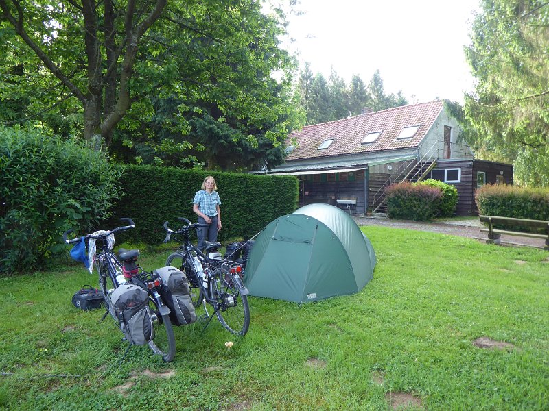 P1020123_PetitPreux-Camping.JPG - Die nacht slapen we op een camping in Petit Preux. Paniek bij de vaste gasten: de beheerder is er niet. Wij vinden het niet erg, de douches en de WC's zijn open.