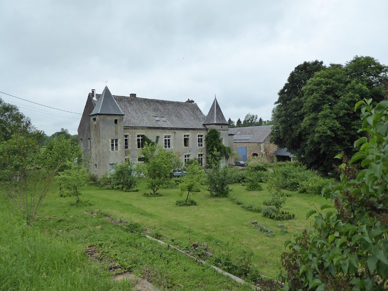 P1020160_voorSigny-Kasteelboerderi.JPG - Een paar uur door België, en we zitten weer in Frankrijk. Versterkte boerderij nabij Signy.