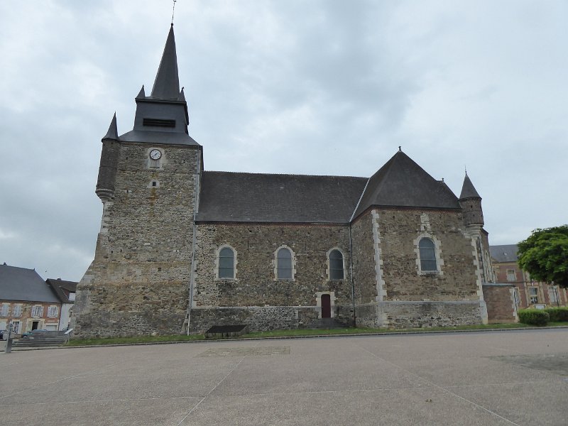 P1020162_SignyLePetit-Kerk.JPG - Niet alleen de boerderijen, maar ook de kerken werden in dit gebied als vluchtplaats gebruikt. De kerk in Signy-le-Petit heeft muren van drie meter dik!