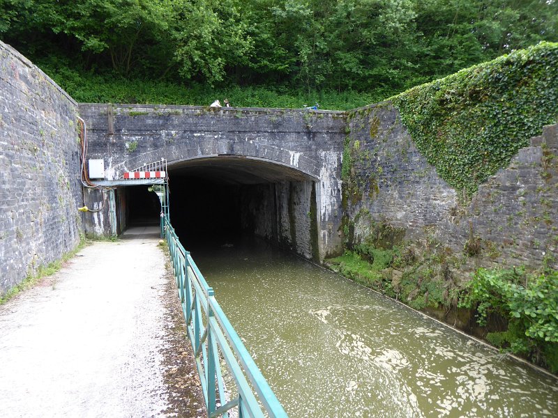 P1020226_Revin-Tunnel.JPG - Vlak voor Revin wordt een hele grote meander afgesneden door een tunnel voor spitsen en het jaagpad/fietspad. Nat, maar wel heel avontuurlijk!