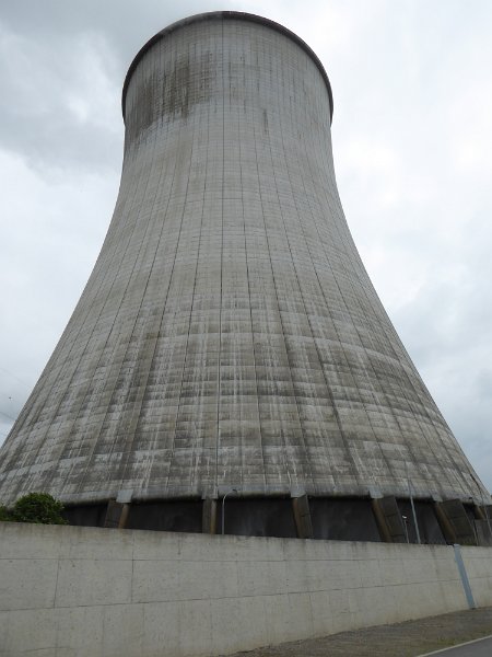 P1020313_Tihange-Koeltoren.JPG - We rijden vlak onder een van de koeltorens van de kerncentrale bij Tihange door.