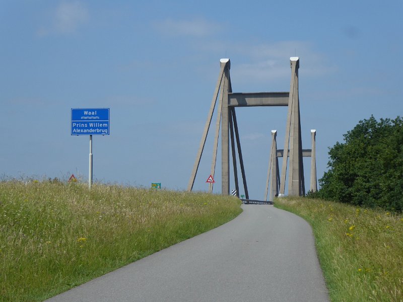P1020357_BenedenLeeuwen-Brug.JPG - We nemen geen risico met ponten bij de Waal en mikken op de brug bij Beneden-Leeuwen.
