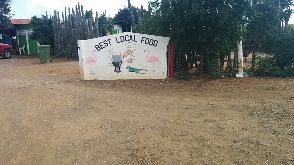 2019-01-11_13.22.15.jpg - Op vrijdag werd ik door de mannen mee uit lunchen genomen. Maiky Snack, ergens achterin de bush, althans zo voelde het. Het echte locale eten: ik kreeg Geit. Cabrito, hetzelfde woord als in het Portugees!