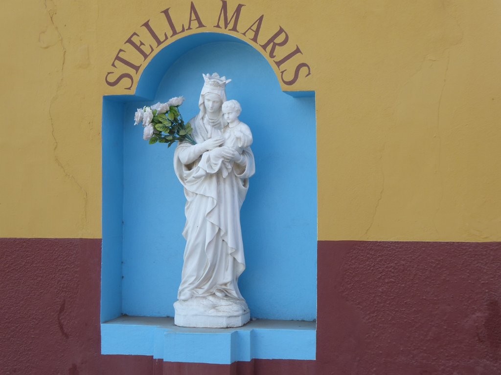 P1030372.JPG - Een schattig Mariabeeldje bij de kerk.