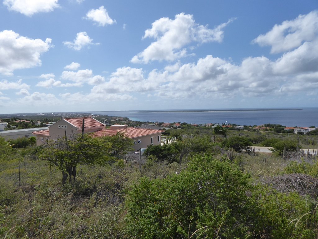 P1030438.JPG - Ten noorden van Kralendijk. Op de achtergrond Klein Bonaire, een laag, onbewoond eilandje.