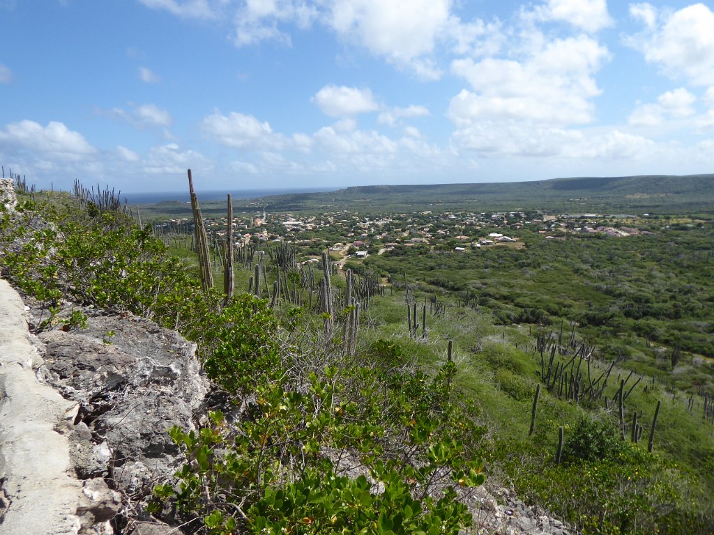 P1030460.JPG - Het uitzichtpunt Altamira Unjo, op de waterscheiding tussen oost en west. Je kijkt naar het oosten.  Verderop ligt  Rincón, daarachter de zee.
