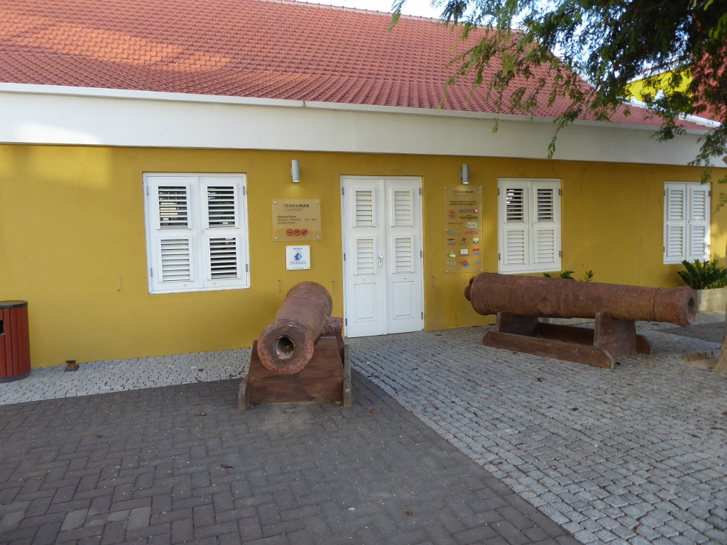 P1030540.JPG - Terug in Kralendijk doe ik, als een brave tourist, museum Terramar, over de geologie en de geschiedenis van Bonaire,