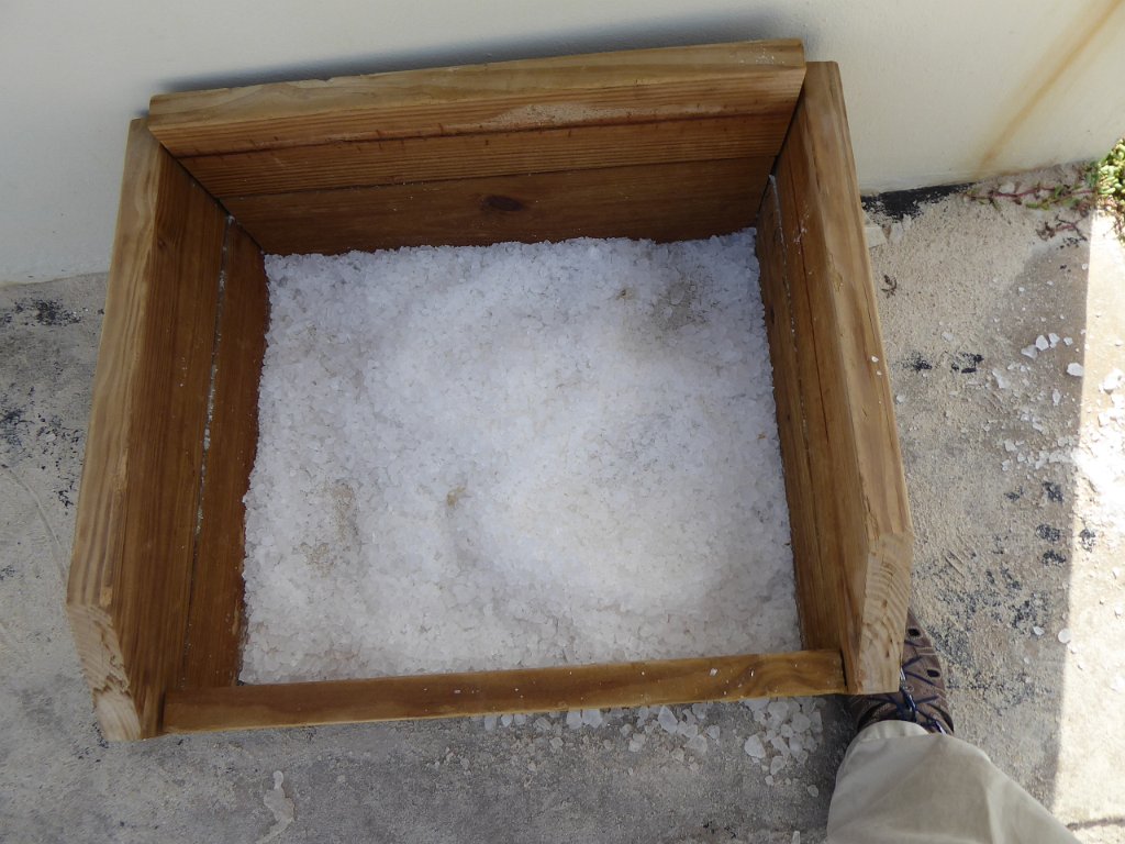 P1030784.JPG - Bij de ingang van de zoutziederij  staat een bak met klontjes zeezout om mee te nemen, voor de toeristen. Dus ook voor mij!