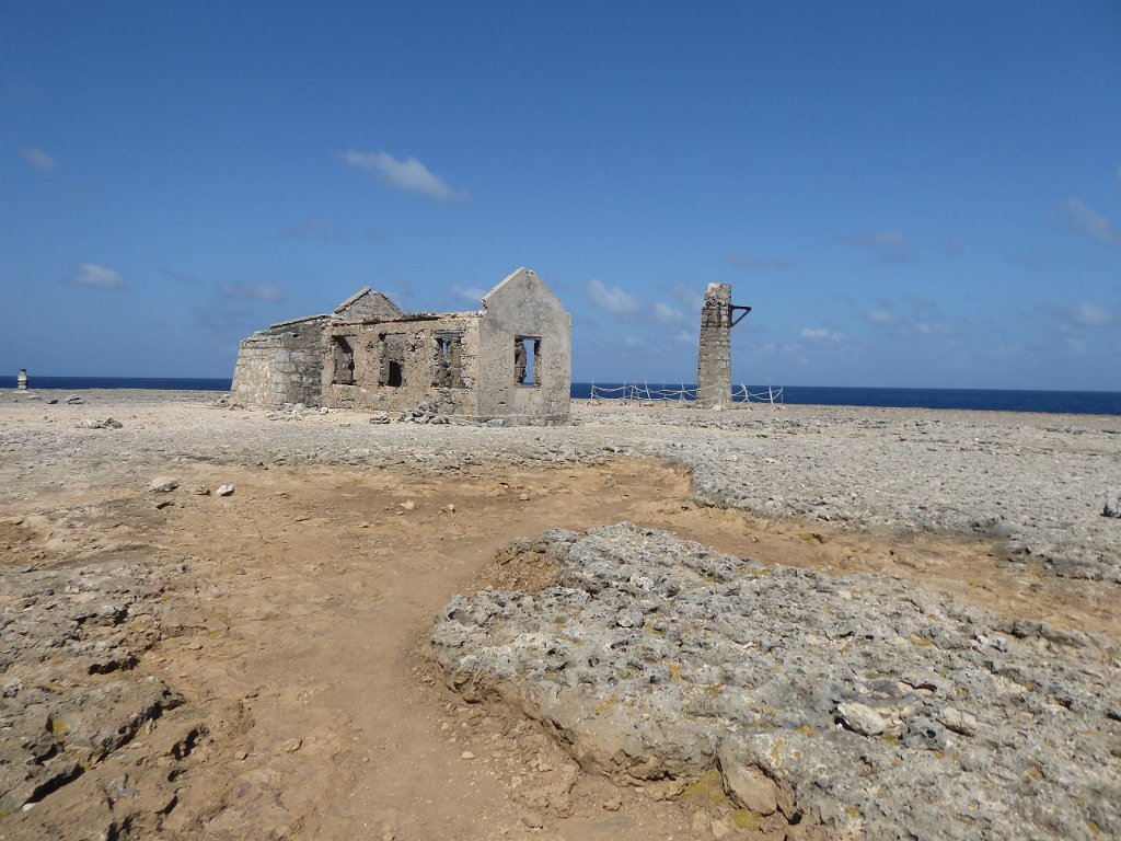 P1030929.JPG - Het meest noordelijke puntje van het eiland: Mallemok. Een prehistorische vindplaats, maar ook een oude vuurtoren en vuurtorenwoning. Verder kaal als een biljartbal. 
