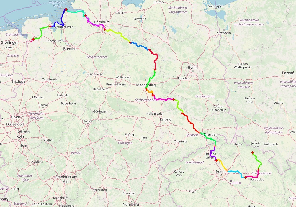 00-HeleRoute.jpg - Eerst twee dagen Praag, toen door Tsjechië en Duitsland de Elbe afgezakt. Iedere kleurlijn staat voor een dag fietsen, tussen de 70 en de 105 kilometer per dag.