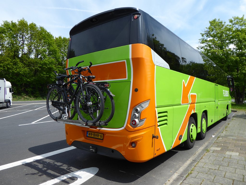 P1040509.JPG - Onze fietsen op de Flixbus naar Praag. Voor net iets meer dan 100 euro met twee personen en twee fietsen zonder overstappen van Sloterdijk naar Praag!