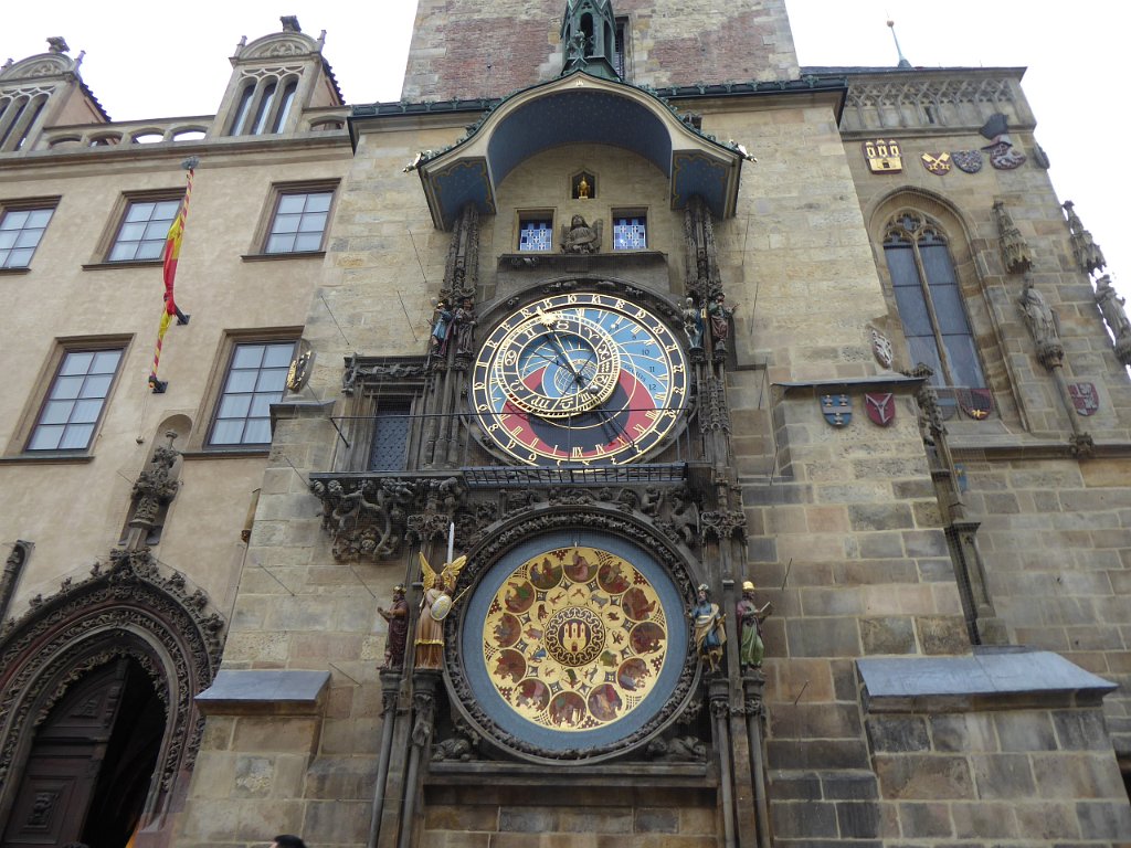 P1040528.JPG - We blijven twee dagen in Praag. Natuurlijk doen we de gewone toeristische dingen, zoals de astronomische klok bewonderen.