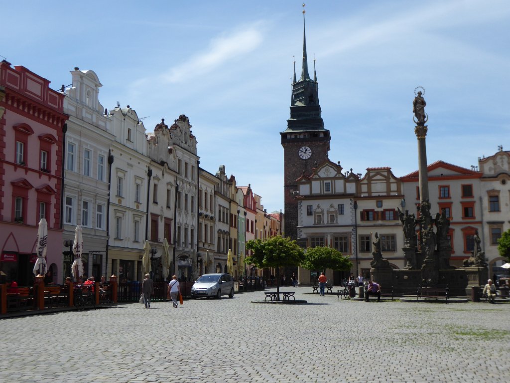 P1040822.JPG - Marktplein met pestzuil en Groene Poort, Pardubice