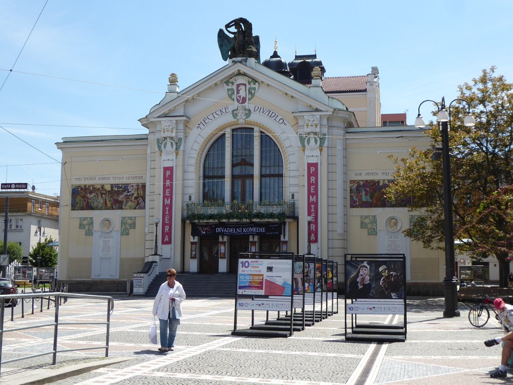 P1040833.JPG - Het theater van Pardubice. Het ging Tsjechië rond 1900  goed. Er staan langs de Elbe (en in Praag) heel veel Art Déco gebouwen.