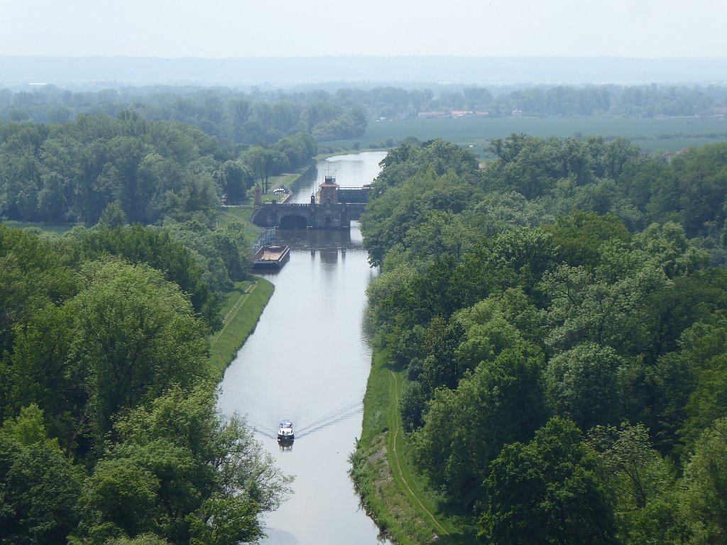 P1040921.JPG - Sluis in het Moldaukanaal bij Mělník. 60 kilometer verderop ligt Praag.