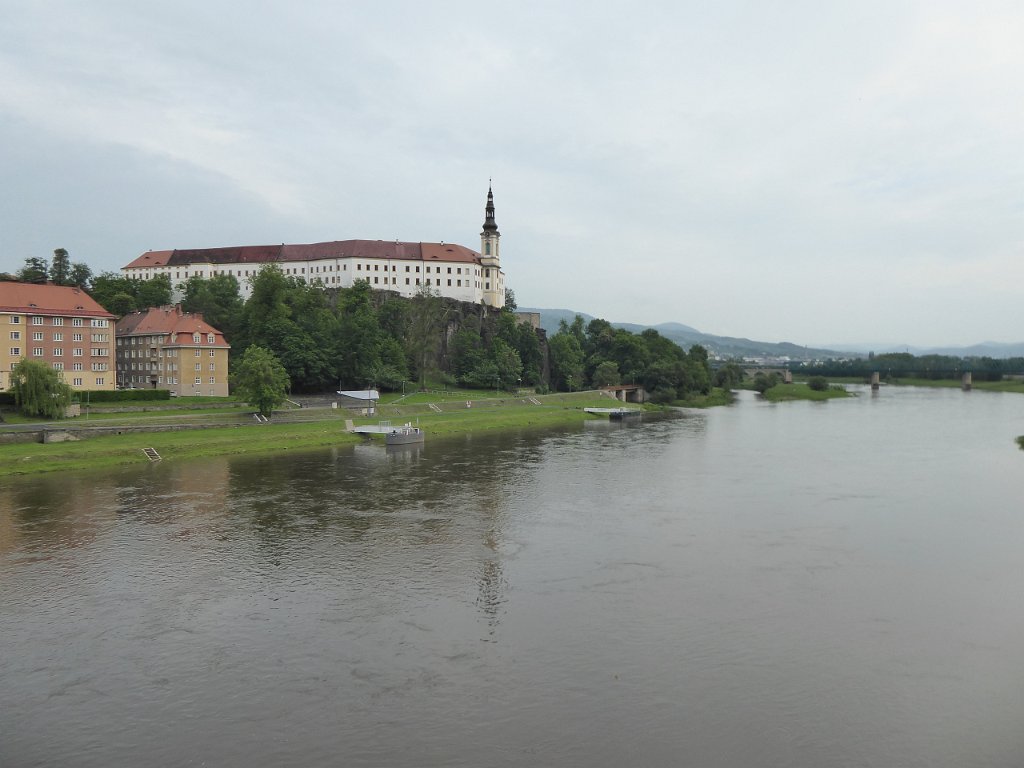 P1050056.JPG - De laatste stad in Tsjechië is Decin. Dat moet een mooie stad zijn, met een enorm kasteel. We fietsen nu al 5 dagen en nemen een dag vrij.