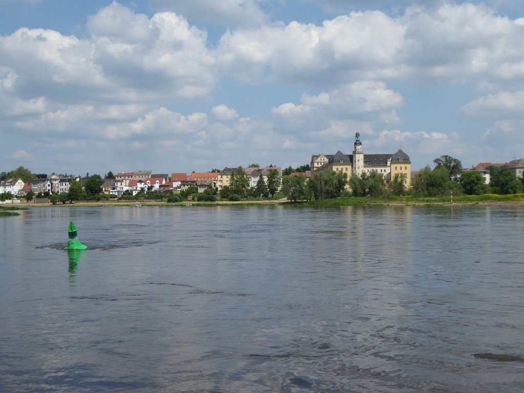 P1050175.JPG - Coswig aan de Elbe. Natuurlijk een kasteel. De waterstand was niet hoog en niet laag, mar de Elbe stroomt hard!