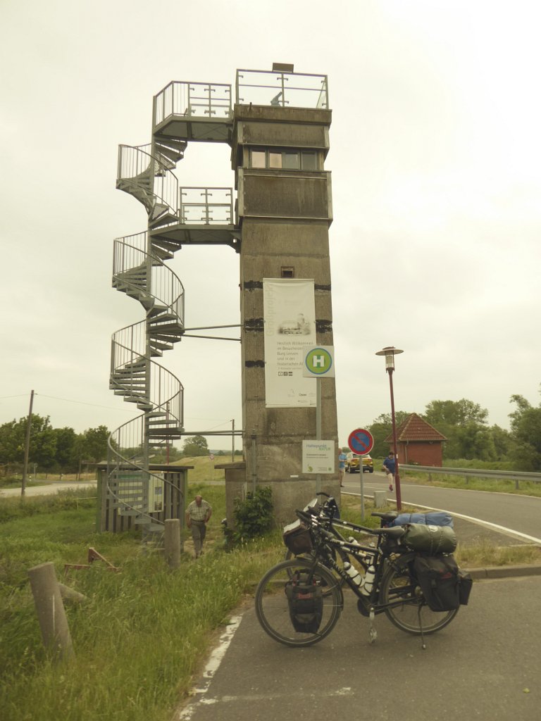 P1050363.JPG - Een oude DDR wachttoren bij Lenzen, omgebouwd naar uitzichttoren. De Elbe was tussen Cumlosen en Lauenberg de grens tussen Oost- en West-Duitsland. Het verschil tussen beide is nog steeds zichtbaar.