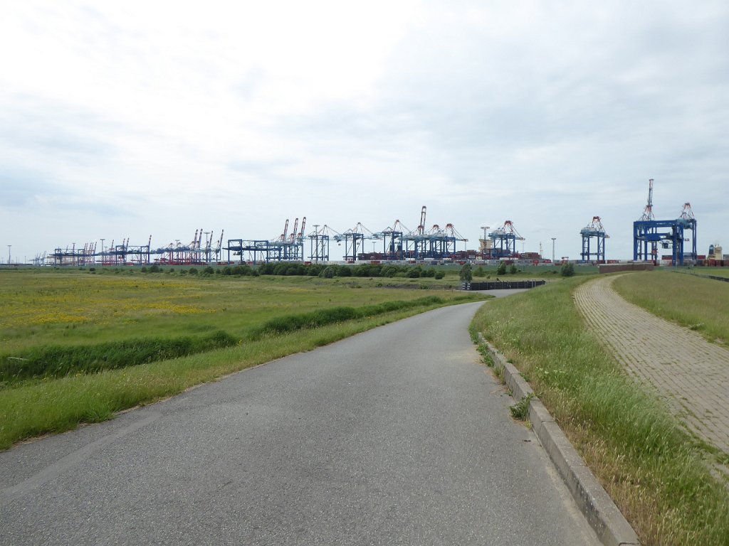 P1050523.JPG - Bremerhaven blijkt een heel grote haven te zijn. Zeker tien kilometer voor de stad beginnen de containerkranen al.