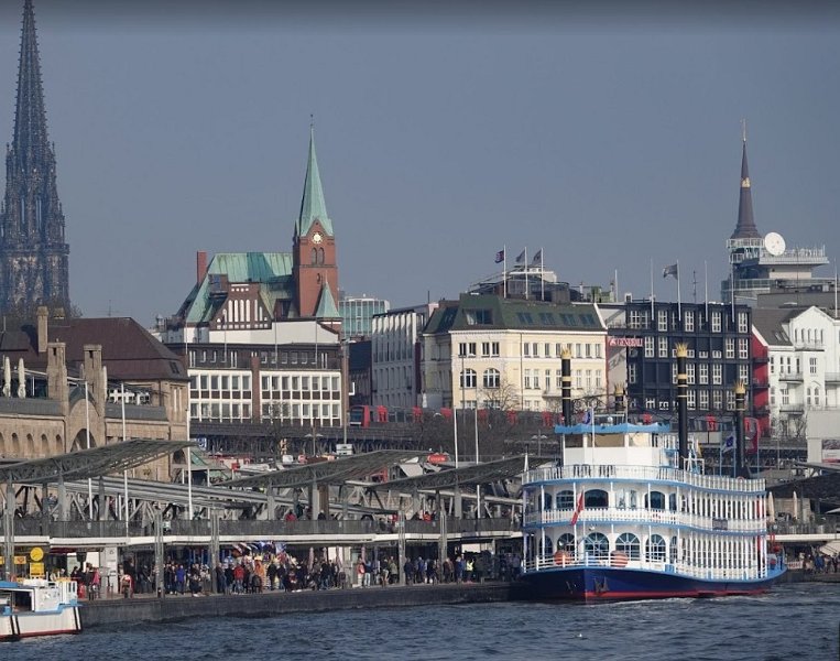 Landungsbrücken.jpg - Daarna zijn we doorgelopen naar de Landungsbrücken,  waar alle ponten (en rondvaartboten) vertrekken.