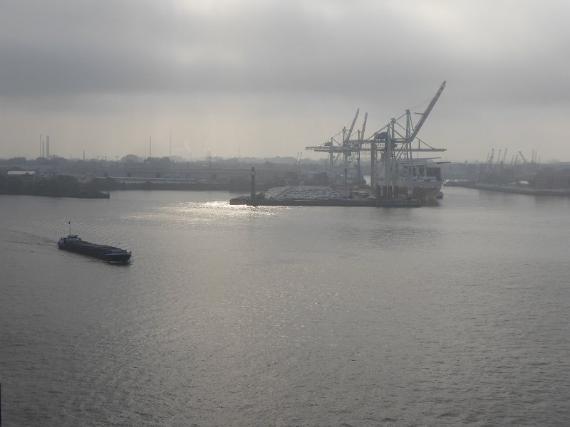 P1050986.JPG - Elbe met aan de overkant de Hansahafen (r) en Segelschiffhafen vanaf de Elbphilharmonie.