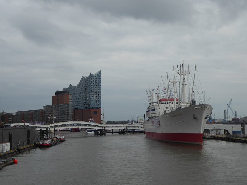 P1060169.JPG - Met de metro terug. Halte Landungbrücke is gestremd. Dan maar één halte verder. Geeft wel mooi zicht op Museumschip "Cap d'Ancona" en de Elbphilharmonie