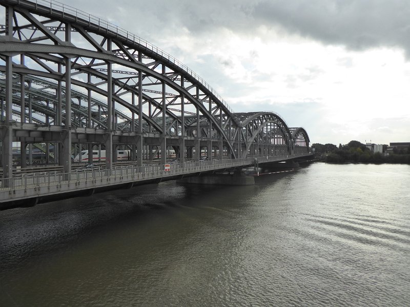 P1060227.JPG - De Elbbrücken, de eerste bruggen over de Elbe van de zee uit gezien, in het Oosten van Hamburg.