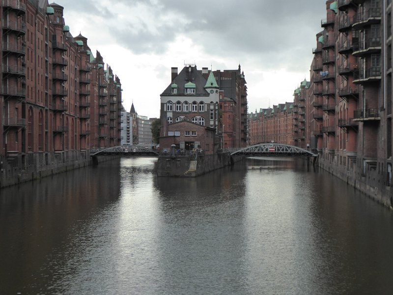 P1060231.JPG - We pakken de metro één halte terug en drinken thee in het Wasserschloss in Speicherstadt. De thee van Messner was lekkerder, dus kopen we daar later twee ons. 