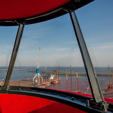 Interieur-Vuurtoren-3.jpg - Uitzicht vanuit de lichtkoepel. Hier passen net een hoge tafel en twee barkrukken. We hebben er vrijwel de hele avond gezeten - en 's ochtends weer.