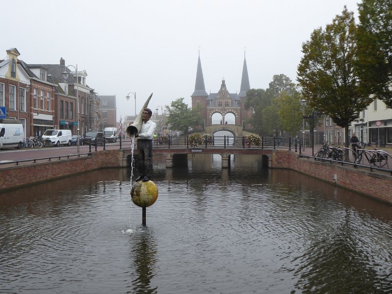 P1080970.JPG - We rijden eerst naar Sneek. Dit is Fortuna, één van de 11  fonteinen in het kader van Leeuwarden culturele hoofdstad. 
